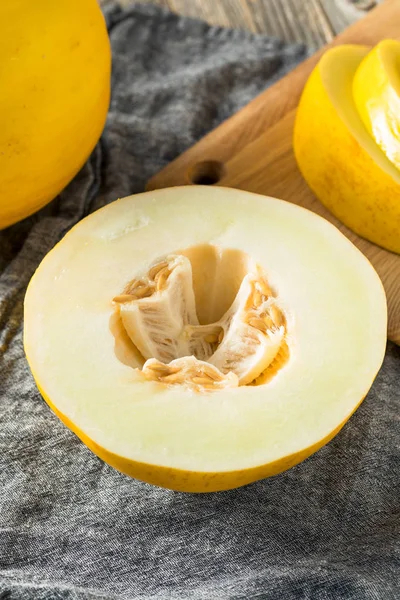 Melón canario ecológico amarillo crudo — Foto de Stock