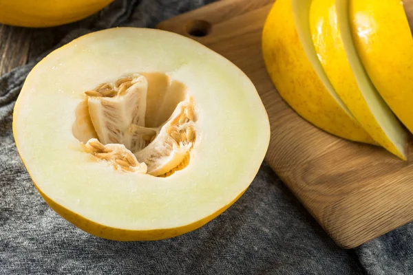 Melone canarino biologico giallo grezzo — Foto Stock