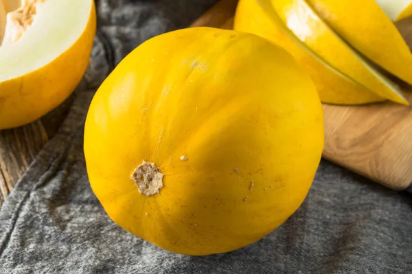 Melón canario ecológico amarillo crudo — Foto de Stock