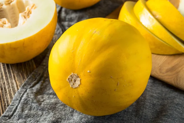 Melón canario ecológico amarillo crudo — Foto de Stock