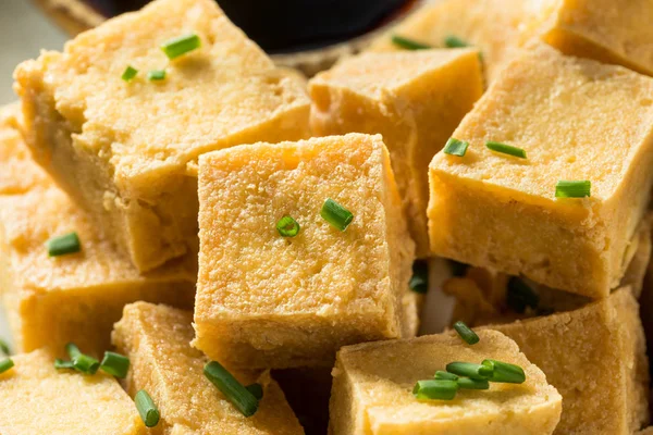 Домашние азиатские жареные кубики тофу — стоковое фото