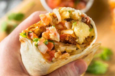Ev yapımı Chorizo Kahvaltı burritos