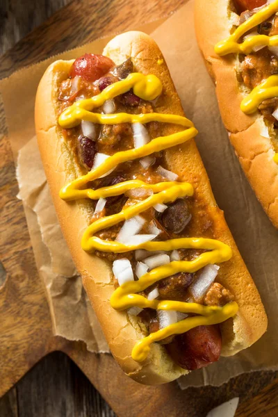 Domowej roboty Detroit style chili Dog — Zdjęcie stockowe