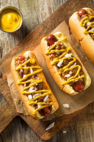 Domowej roboty Detroit style chili Dog — Zdjęcie stockowe