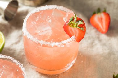 Ev Yapımı Kırmızı Çilek Margarita