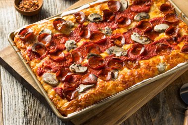 Ev yapımı Detroit Tarzı Pepperoni Pizza