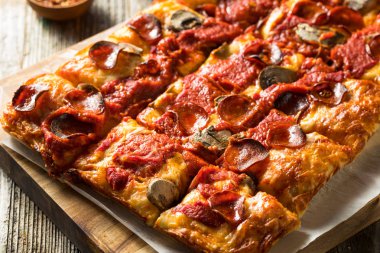 Ev yapımı Detroit Tarzı Pepperoni Pizza