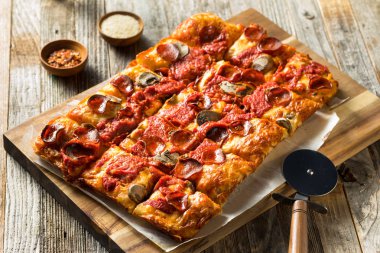 Ev yapımı Detroit Tarzı Pepperoni Pizza
