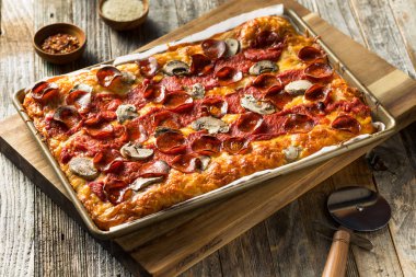Ev yapımı Detroit Tarzı Pepperoni Pizza