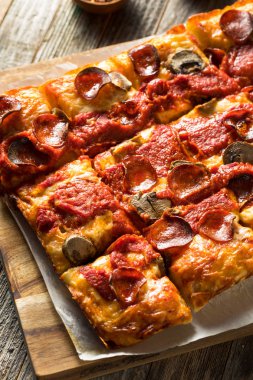 Ev yapımı Detroit Tarzı Pepperoni Pizza
