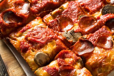 Ev yapımı Detroit Tarzı Pepperoni Pizza
