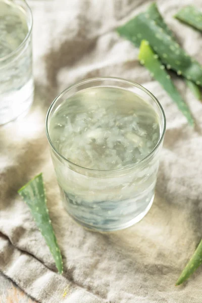 Acqua di aloe vera biologica sana cruda — Foto Stock