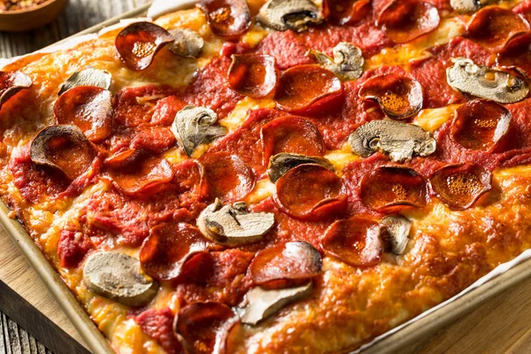 Пицца в стиле Детройт Пепперони — стоковое фото