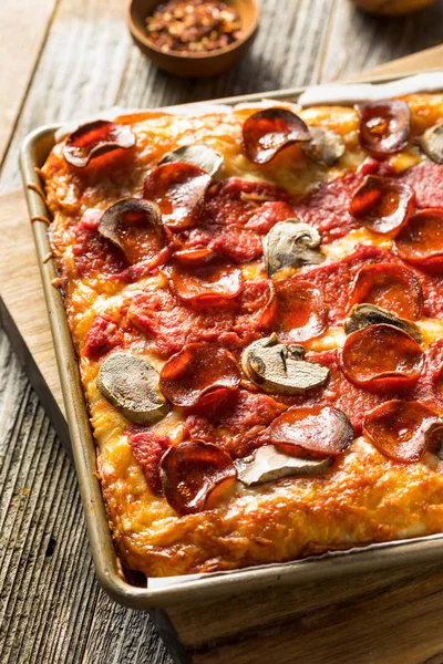 Buatan sendiri Detroit Style Pepperoni Pizza — Stok Foto