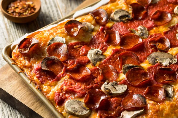 Zelfgemaakte Detroit stijl pepperoni pizza — Stockfoto