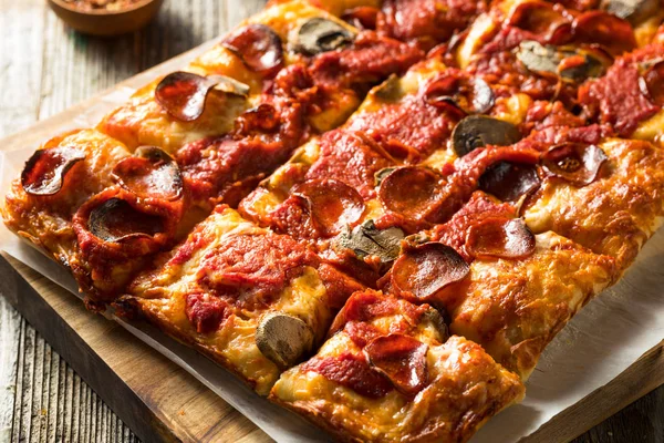 Hausgemachte detroit style pepperoni pizza — Stockfoto