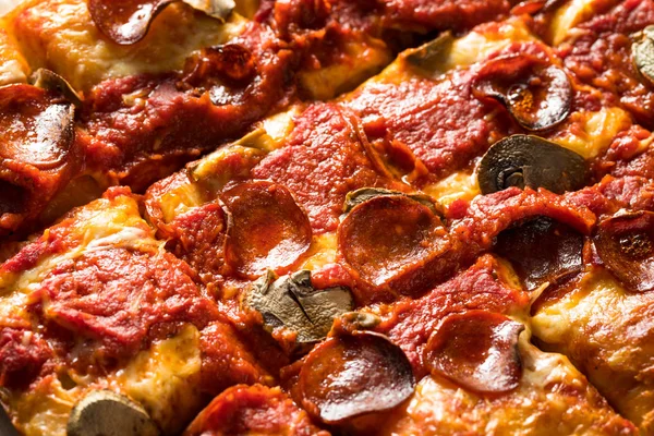 Pizza caseiro estilo Detroit Pepperoni — Fotografia de Stock