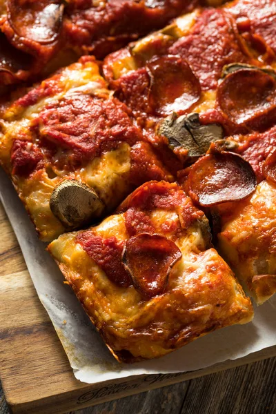 Домашнє Детройт стиль піци пепероні — стокове фото