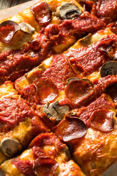 Hausgemachte detroit style pepperoni pizza — Stockfoto