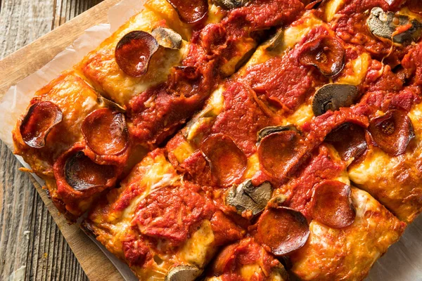 Hausgemachte detroit style pepperoni pizza — Stockfoto