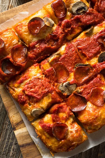 Zelfgemaakte Detroit stijl pepperoni pizza — Stockfoto