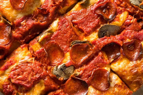 Pizza caseiro estilo Detroit Pepperoni — Fotografia de Stock
