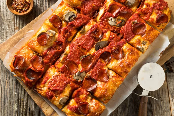 Pizza casera de pepperoni estilo Detroit — Foto de Stock