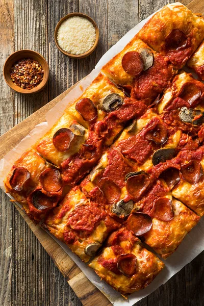 Zelfgemaakte Detroit stijl pepperoni pizza — Stockfoto