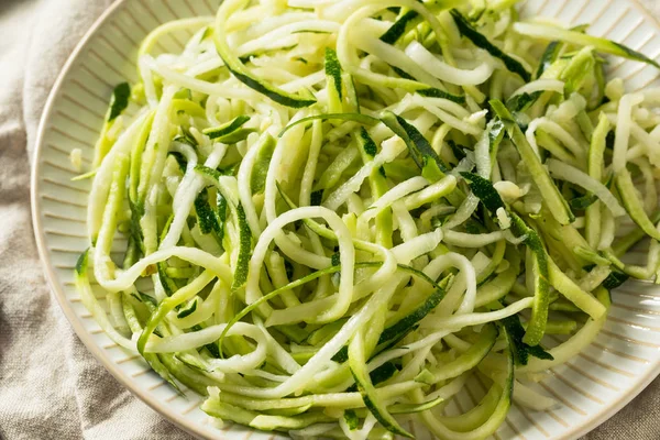 Nyers zöld szerves cukkini tészta Zoodles — Stock Fotó