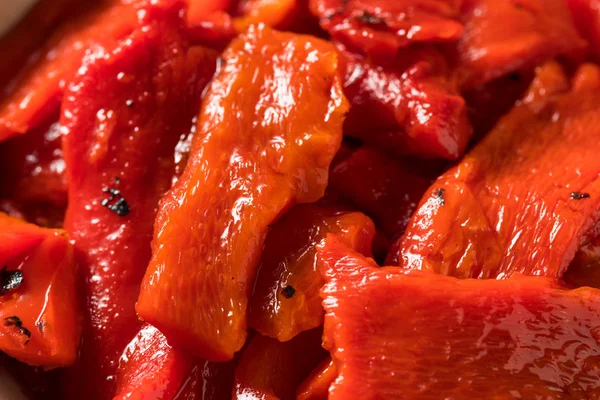 Органические маринованные красные перцы — стоковое фото