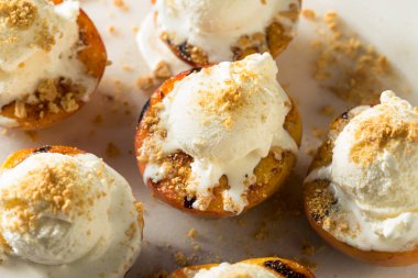 Dondurma ile Ev Yapımı Izgara Şeftali