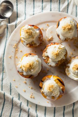 Dondurma ile Ev Yapımı Izgara Şeftali