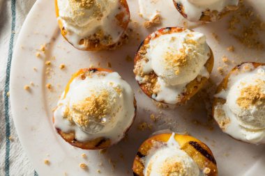 Dondurma ile Ev Yapımı Izgara Şeftali