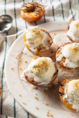 Dondurma ile Ev Yapımı Izgara Şeftali