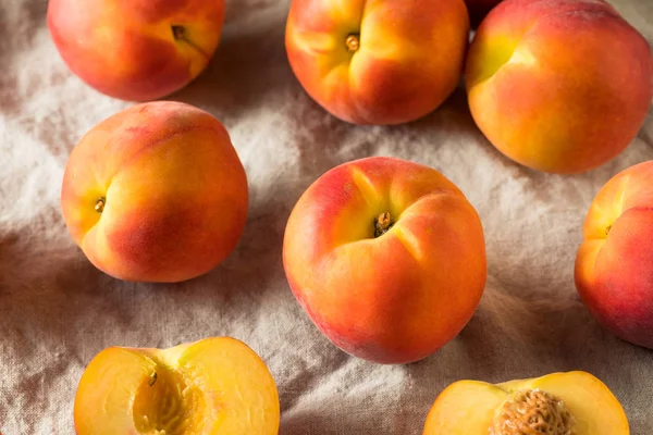 Raw Yellow Organic Peaches — Stock Photo, Image