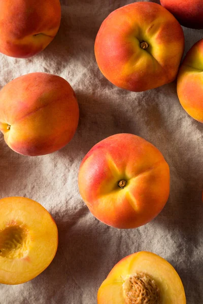 Raw Yellow Organic Peaches — Stock Photo, Image
