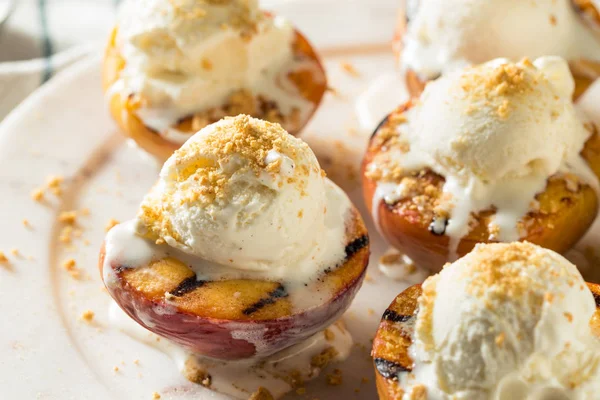 Homemade Grilled Peaches with Ice Cream — Stock Photo, Image