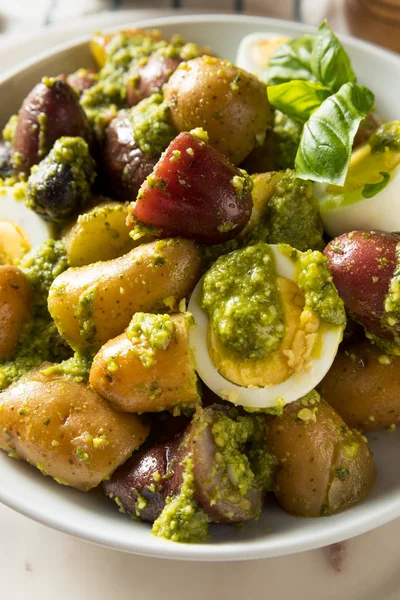 Insalata di patate al pesto biologico fatto in casa — Foto Stock