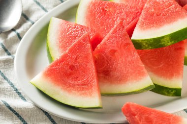 Çiğ Organik Pembe Karpuz Dilimleri