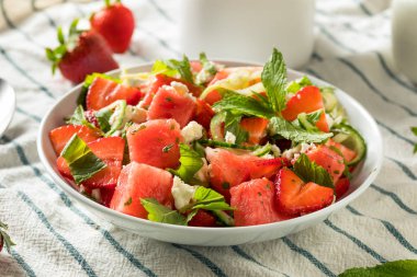 Ev Yapımı Çiğ Beyaz Karpuz Salatası