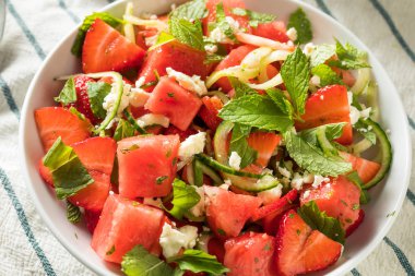 Ev Yapımı Çiğ Beyaz Karpuz Salatası