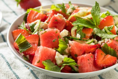 Ev Yapımı Çiğ Beyaz Karpuz Salatası