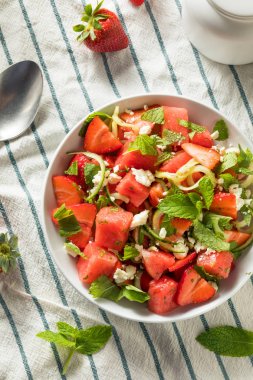 Ev Yapımı Çiğ Beyaz Karpuz Salatası