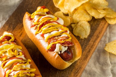 Cips ile Ev Yapımı Kolombiyalı Hot Dogs