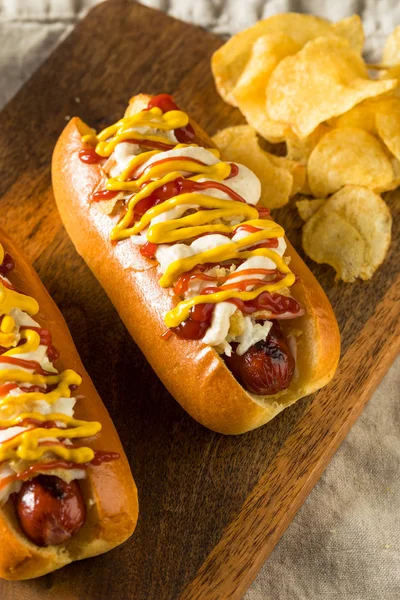 Cachorros quentes colombianos caseiros com batatas fritas — Fotografia de Stock