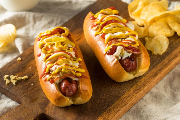 Homemade Colombian Hot Dogs with Chips — Stock Photo, Image