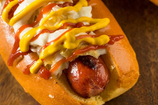 Zelfgemaakte Colombiaanse hotdogs met chips — Stockfoto