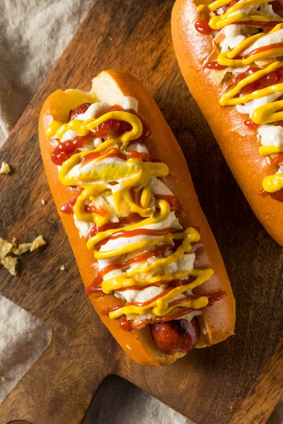 Zelfgemaakte Colombiaanse hotdogs met chips — Stockfoto