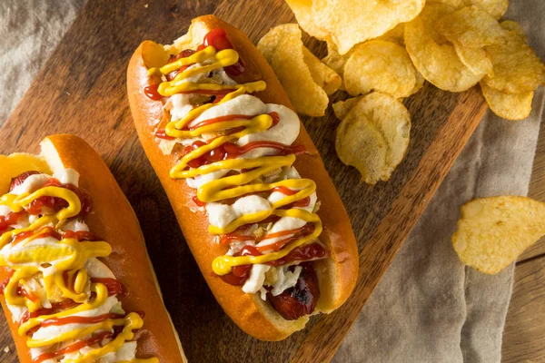 Domowe kolumbijskie Hot dogi z frytkami — Zdjęcie stockowe
