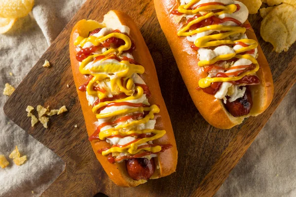 Cachorros quentes colombianos caseiros com batatas fritas — Fotografia de Stock